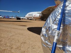 工程师面对停在美国加州沙漠的澳航A380飞机上的