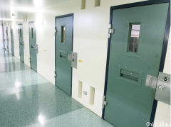 昆州重罪犯监狱牢房拥挤，竟只使用塑料链分隔