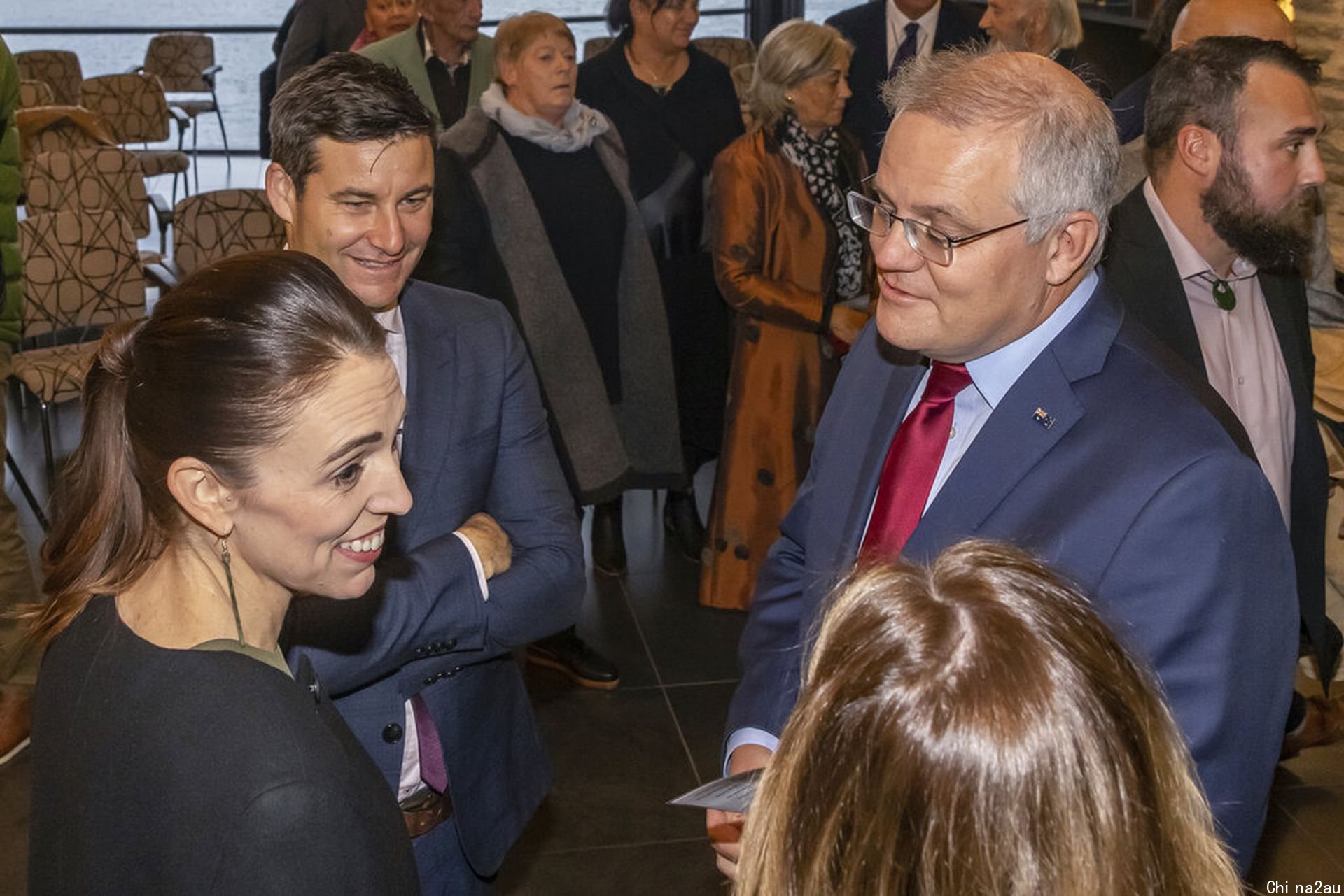 2021年5月30日，在澳新领导人会议上，澳大利亚总理莫里森（右）与新西兰总理阿德恩（左）进行交谈。（AP）
