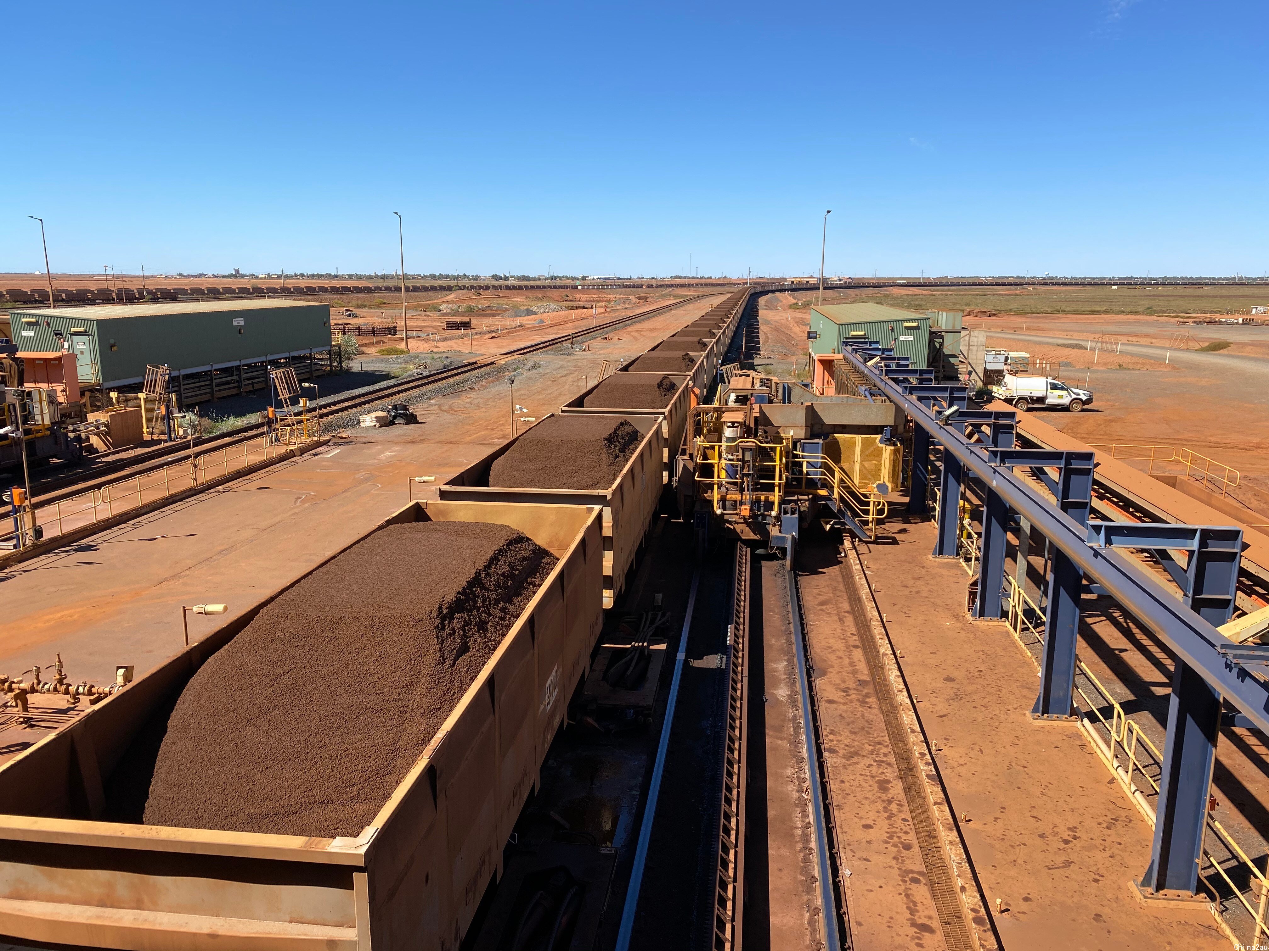 Fortescue Metals公司的一列铁矿石列车准备在该公司黑德兰港的设施卸货。
