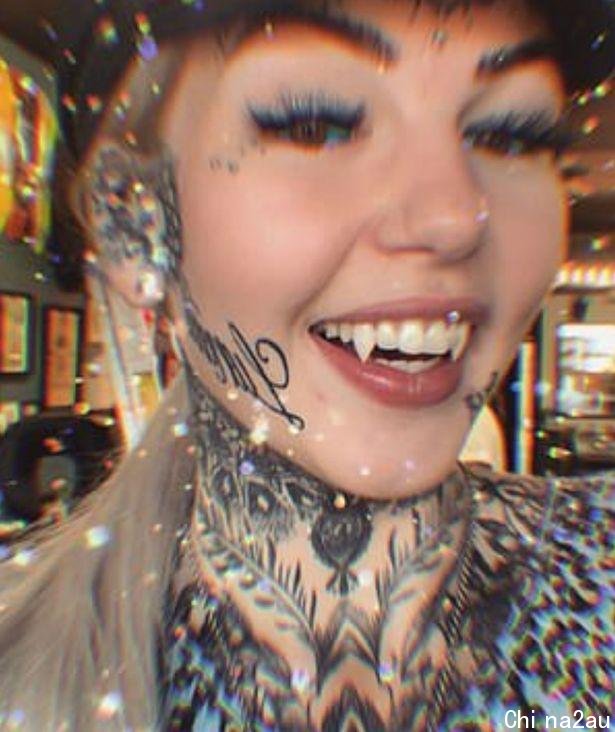 为变身“吸血鬼”拍美照，澳洲女子削尖虎牙，全身98%是纹身