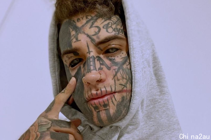 澳大利亚男子爱上全身纹身，眼球都不放过，舌头还会分叉