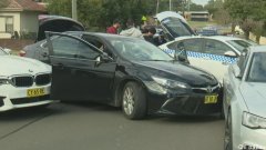 三男在悉尼抢劫后驾车疯狂逃窜，与警方上演追