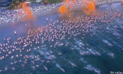 1500名澳人集体脱光，冲进冰冷的海水裸体冬泳，