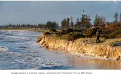 南澳海岸线一夜之间被特大潮水击碎，海水凿去
