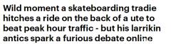 脚滑滑板，手搭着皮卡车滑行，澳男繁忙街道胆