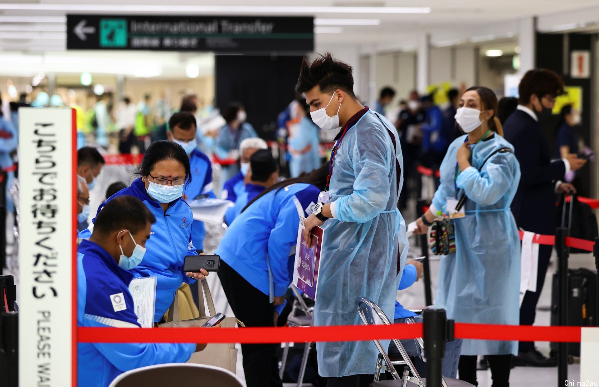 图为7月17日，东京成田机场，运动参赛选手抵埗后接受检测。 （Reuters）