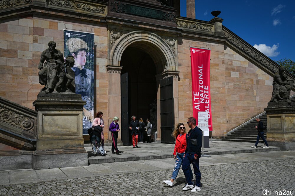 5月，在柏林参观画廊的人。