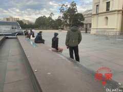 澳人顶风冒雨守候“乐透疫苗”，华女苦等5小时