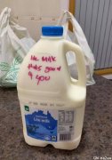 最近，澳洲超市的牛奶瓶、牛排上惊现一串神秘