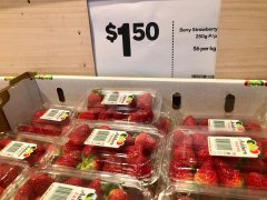 封锁中草莓跌价，果农呼吁消费者多买