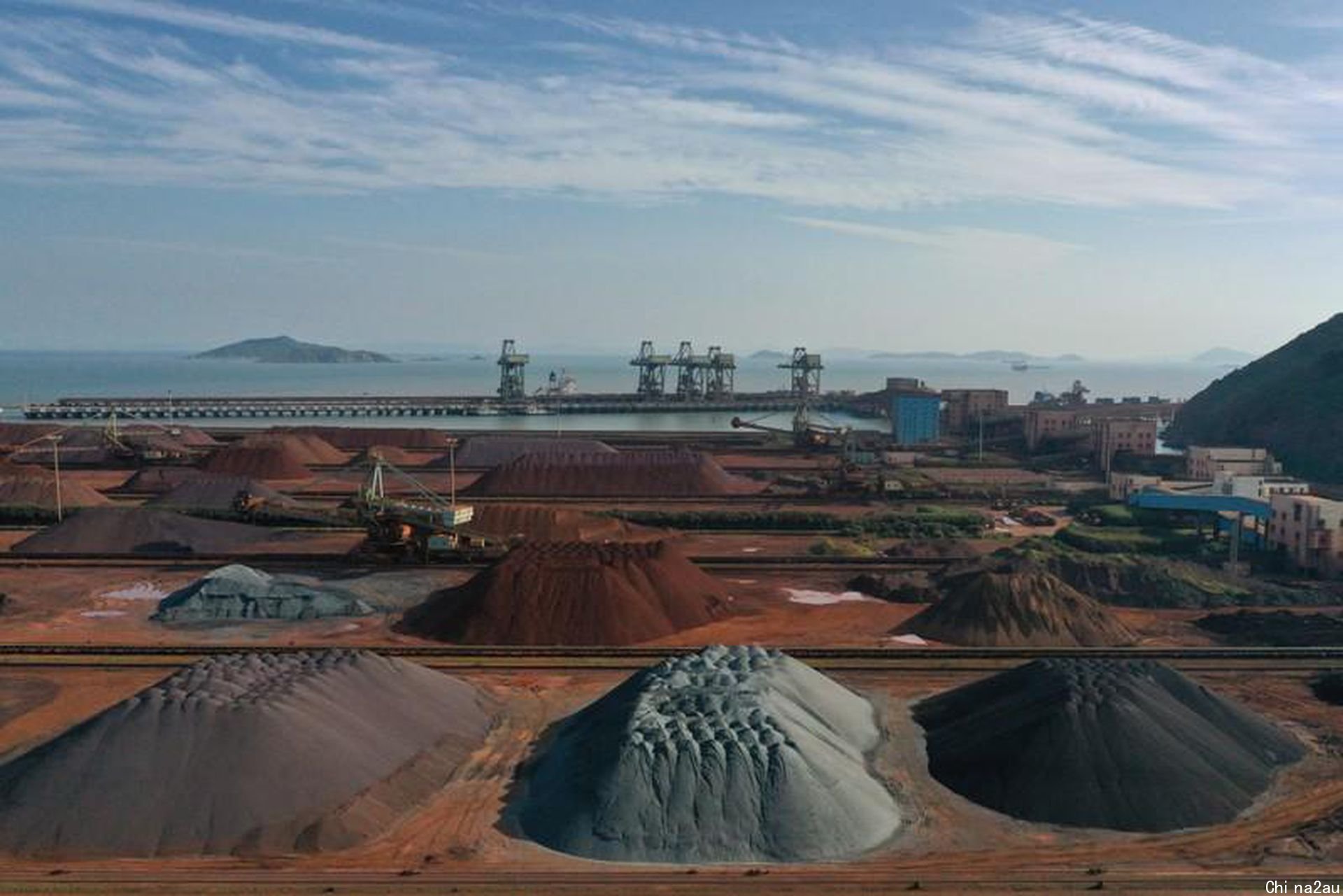 一个满是进口铁矿石精矿粉的中国港口。（Reuters）