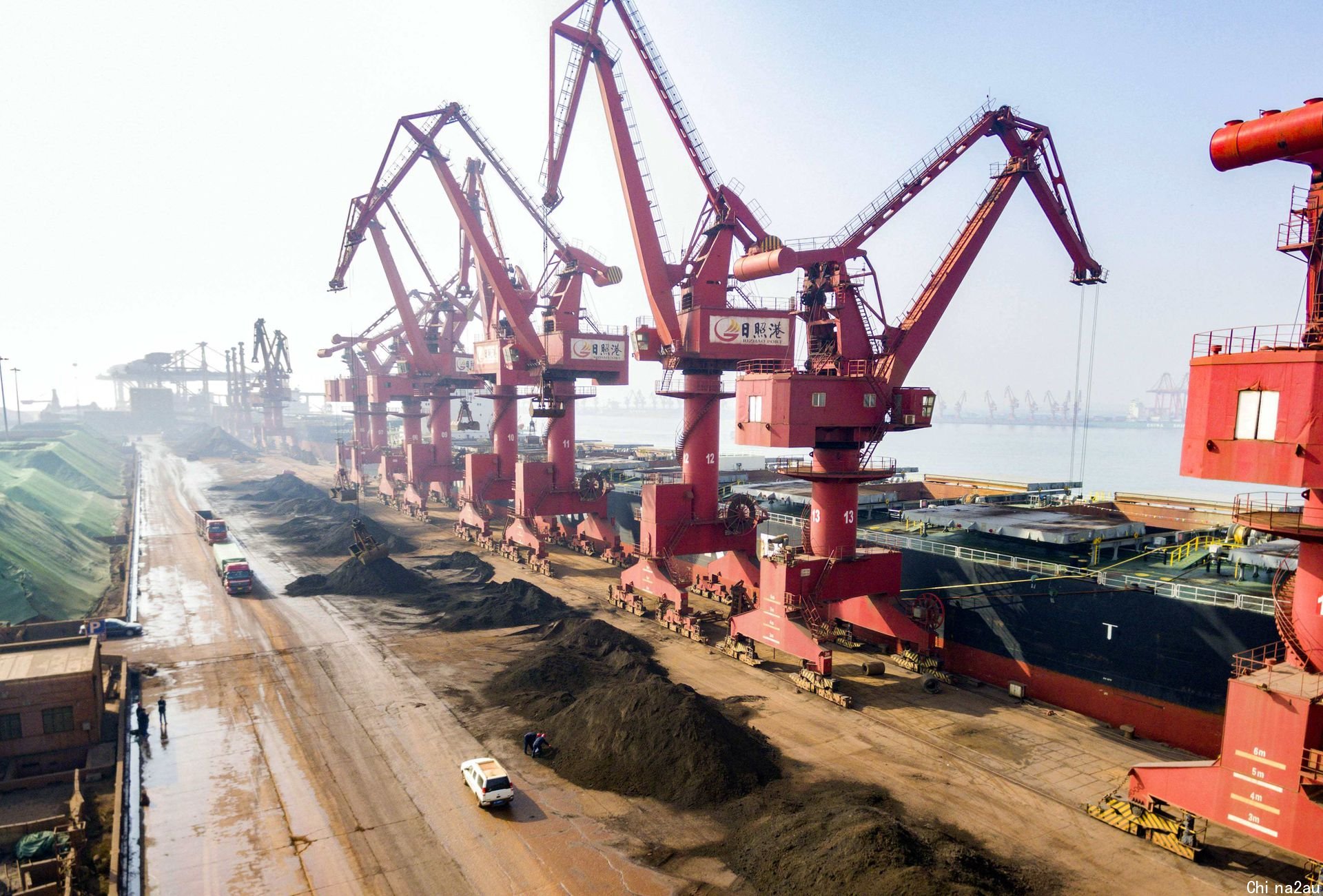 中国山东港口城市日照繁忙的进口铁矿石码头。（新华社）