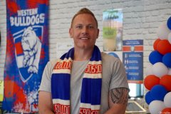 AFL总决赛：珀斯的Bulldogs球迷把咖啡店布置成蓝色