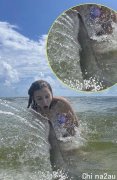 澳洲美女海边游泳，鲨鱼突然出现亲密接触吓得