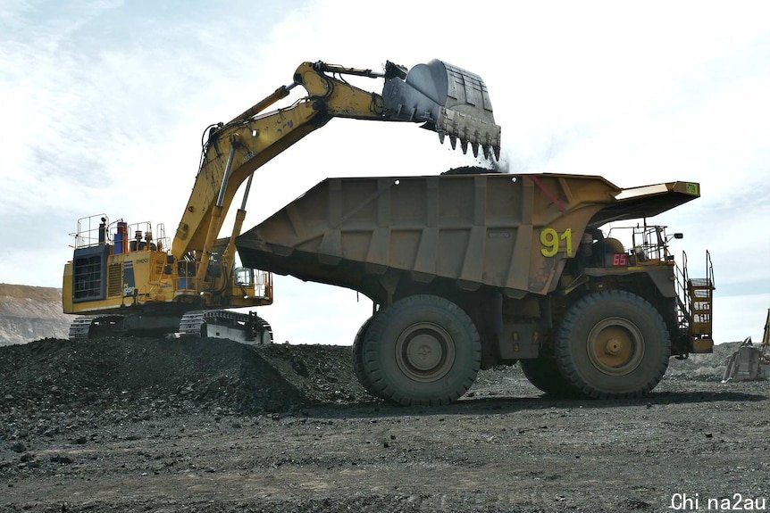 挖掘机正在向卡车上装煤