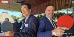昆士兰州议员打乒乓球，庆祝澳中建交50周年（组