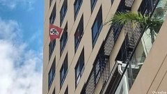 布里斯本犹太教堂上面悬挂纳粹旗 警方将其没收