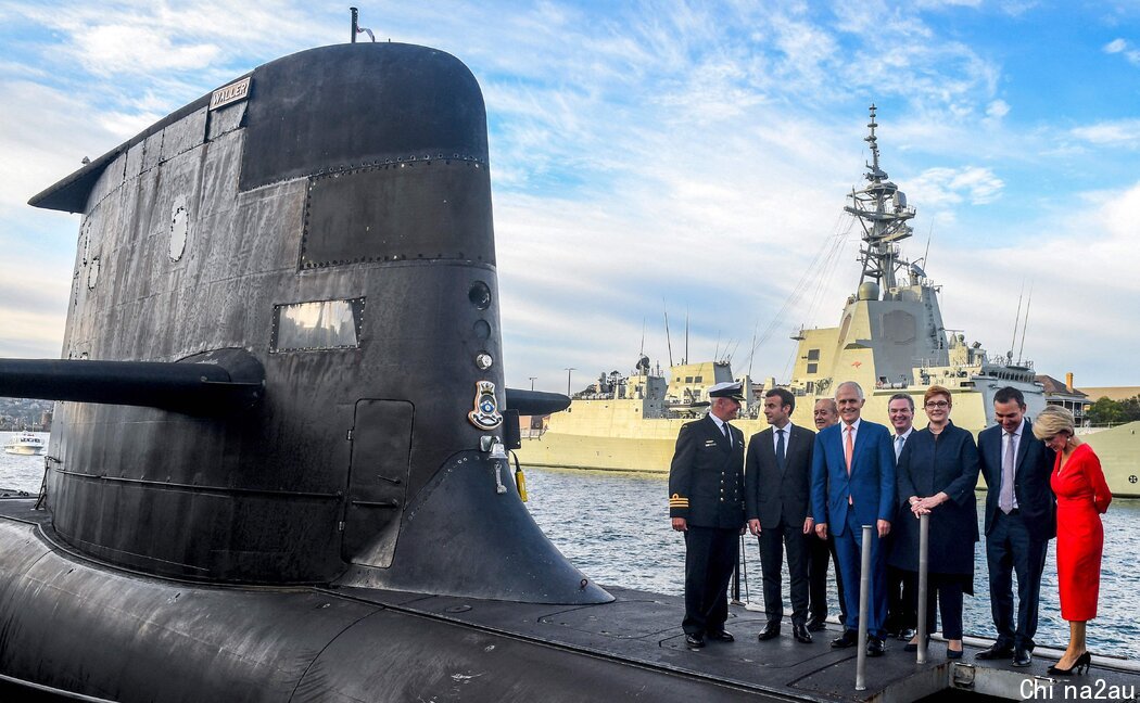 法国总统马克龙（左二）和时任澳大利亚总理特恩布尔（中）2018年在悉尼。莫里森终止了与一家法国公司签署的建造柴油动力潜艇的协议。