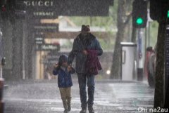 墨尔本人经历近14来最冷11月，数千户家庭因暴雨