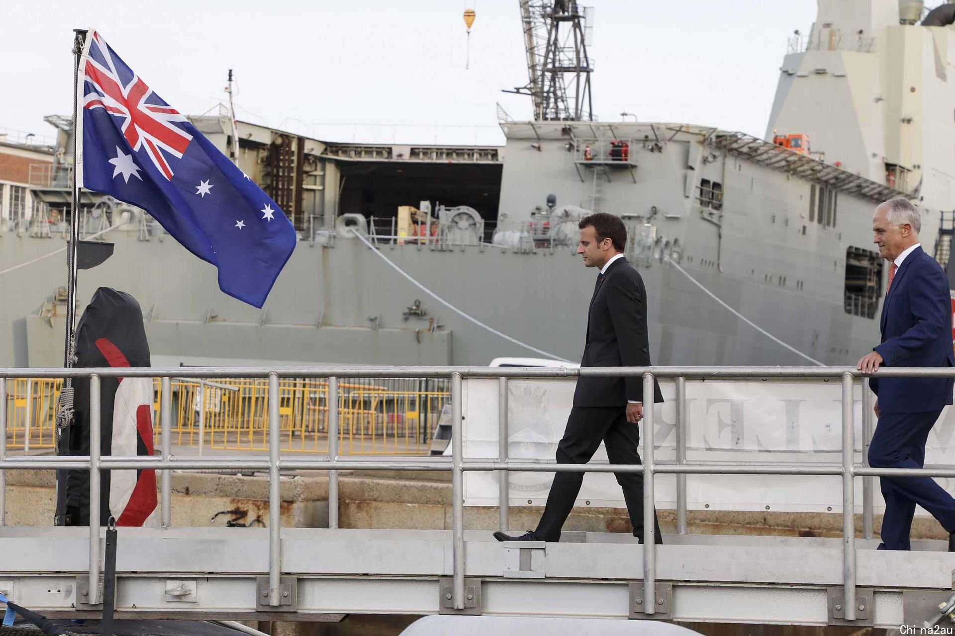 2018年5月2日，法国总统马克龙（左）在澳大利亚前总理特恩布尔（Malcolm Turnbull）陪同下，于悉尼造访澳大利亚花园岛海军基地，登上澳大利亚皇家海军“沃勒”号潜艇及“堪培拉”号战舰参观。（视觉中国）