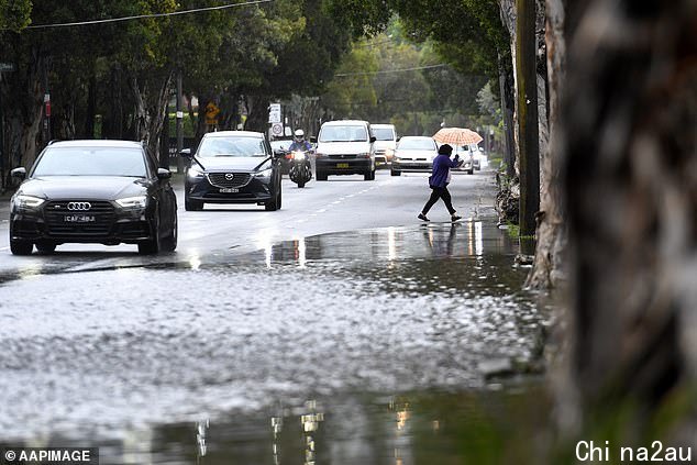 Drivers along a flooded road in Sydney as heavy rain continues to fall in the NSW capital