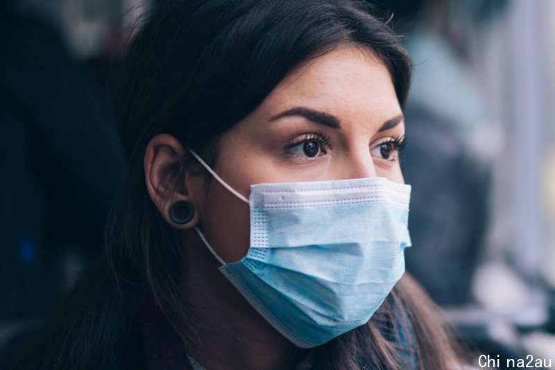 woman wearing medical mask.jpg,0