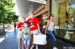 大多数悉尼人选择戴口罩逛街! 政府依然坚持不强