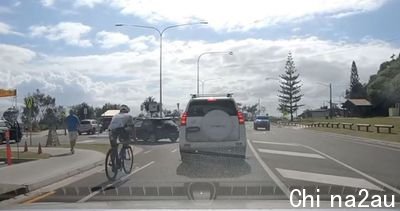 Who has right of way between the cyclist and turning 4WD?