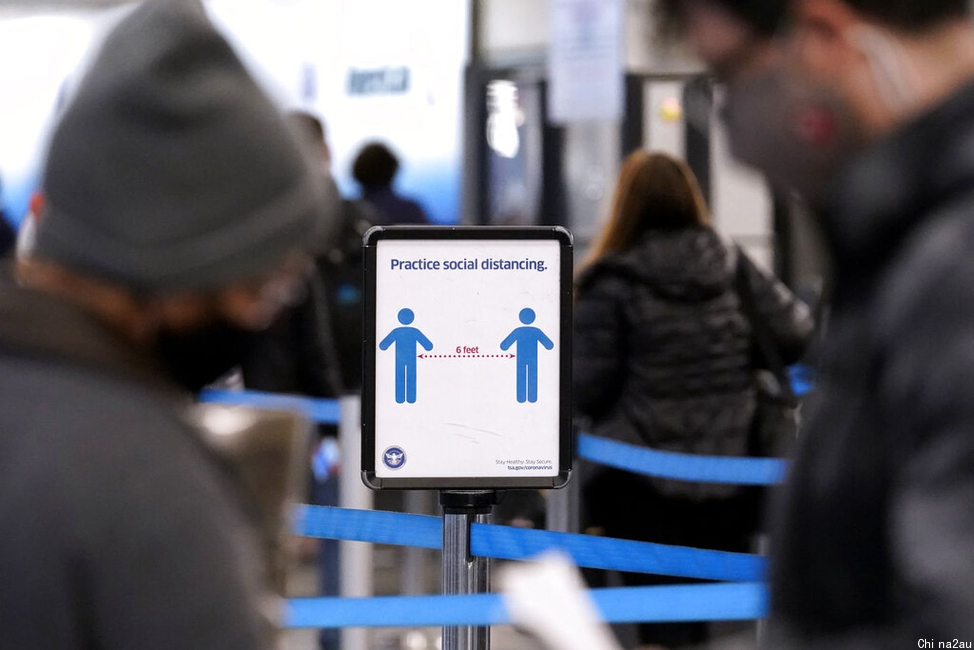 2021年12月28日，芝加哥机场一个标语牌提示民众保持安全社交距离。（AP）