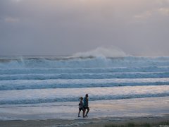 前热带气旋给昆州东南带来更多巨浪和狂野天气