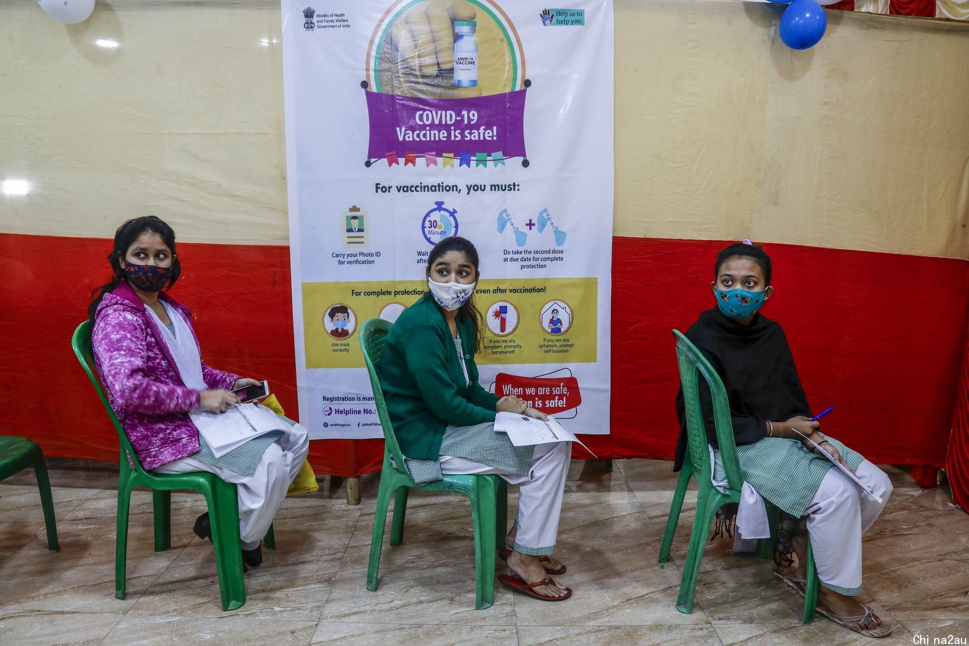 印度新冠肺炎疫情：图为2022年1月3日，印度加尔各答学生在学校等候接种新冠疫苗。（AP）