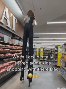 澳洲特技网红踩高跷进超市发抖音引热议！网友