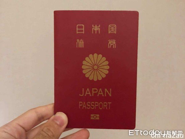 ▲日本护照。（图／记者陈涵茵摄）