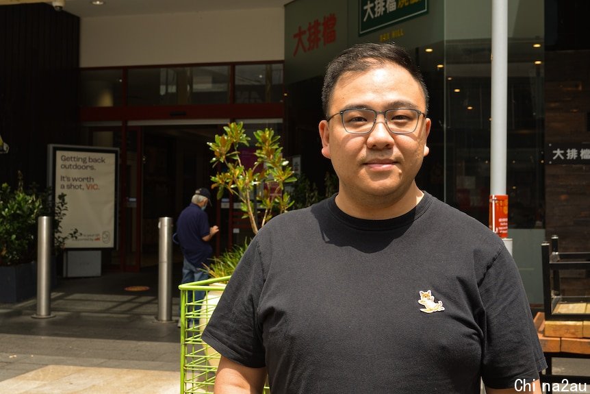 穿深色短袖背心的短发戴眼镜亚裔男子