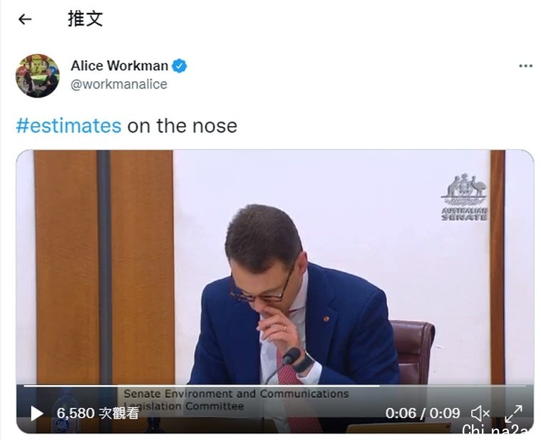 澳洲自由党参议员Andrew Bragg在公开会议上挖鼻屎吃下的举动被镜头录下，影片在网路上疯传。 翻摄自推特Alice Workman