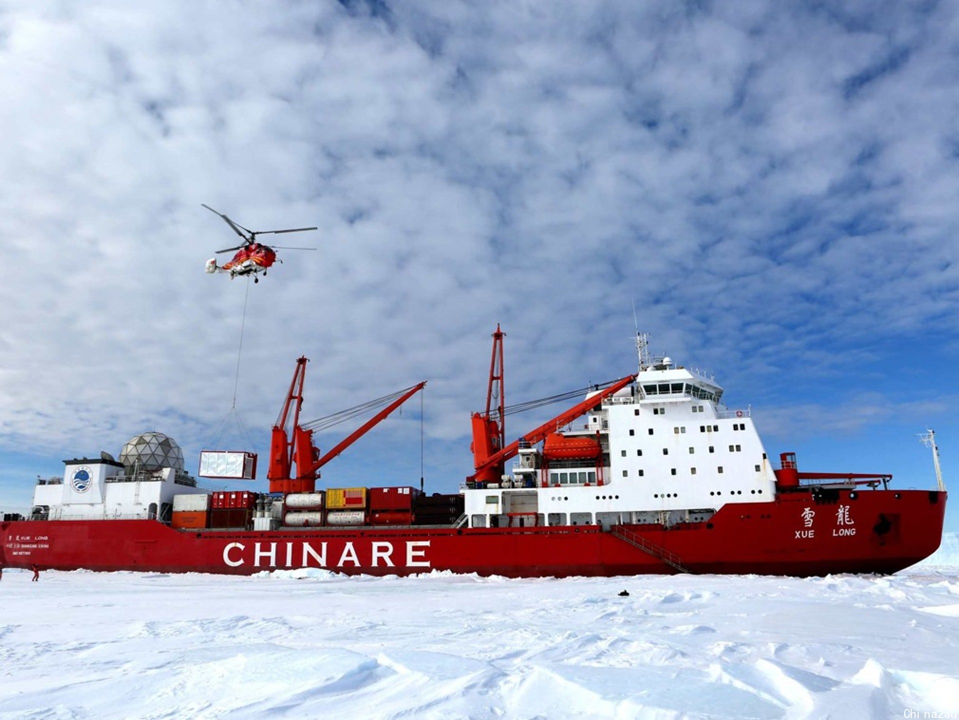 2018年12月，中国考察队搭乘“雪龙”号到达南极中山站，直升机吊运物资。（新华社）