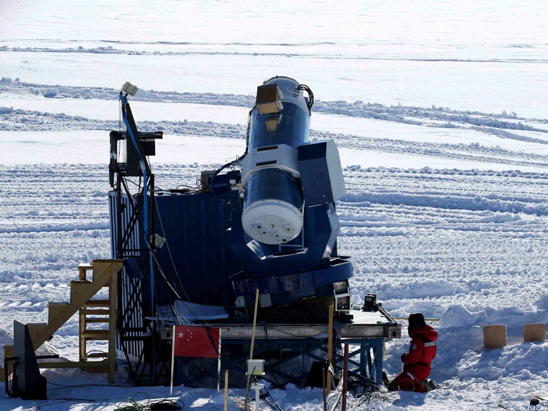 2019年1月16日，中国科考队员在维护南极巡天望远镜AST3-2。（新华社）