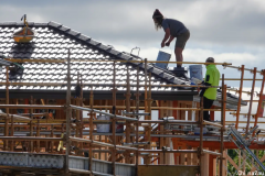 劳动力和材料短缺推动新建房成本上涨20%