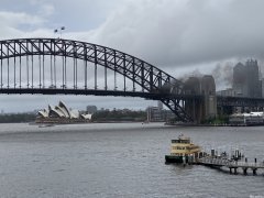 悉尼海港大桥发生严重车祸 一辆车着火