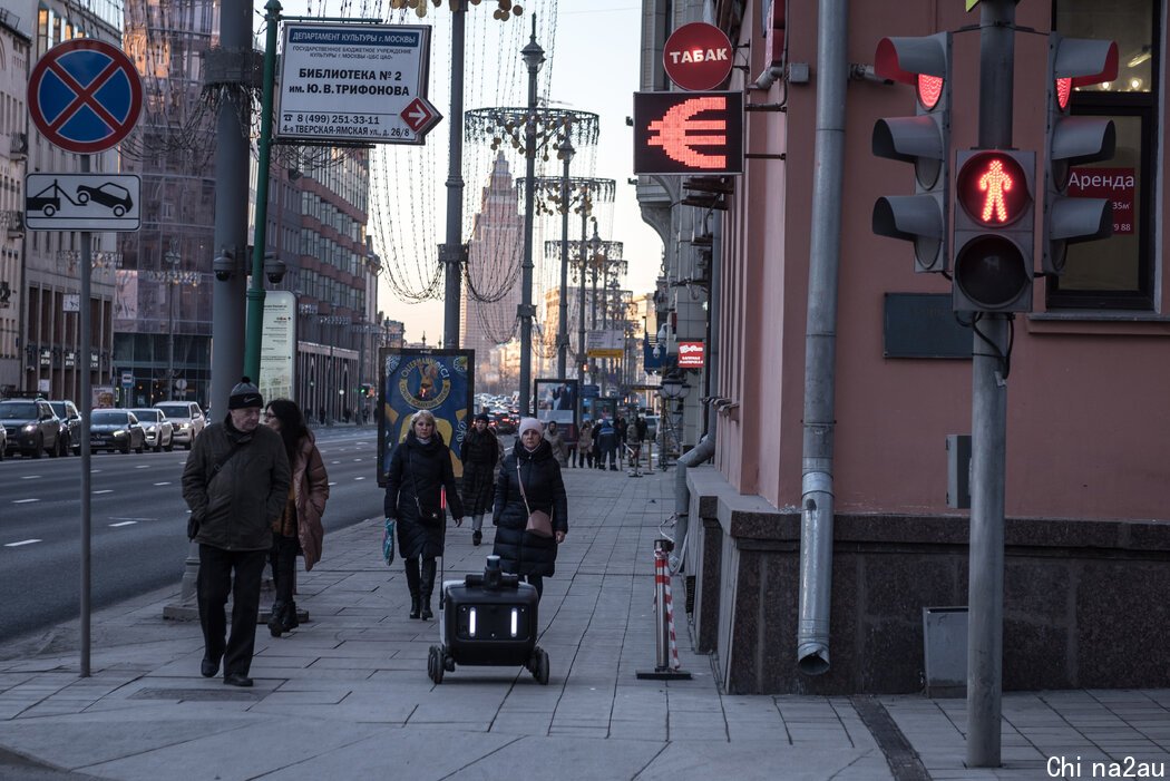 莫斯科一家货币兑换店外，摄于上月。