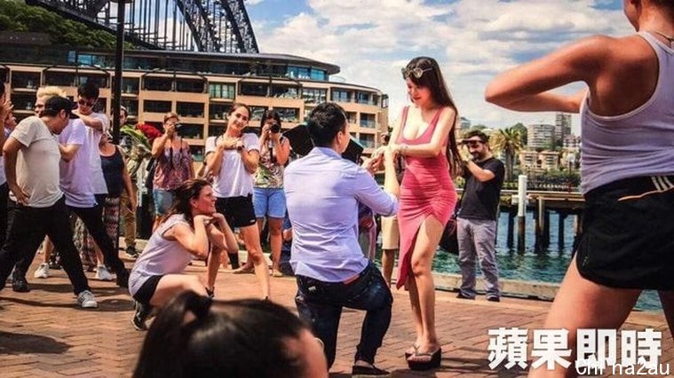 袁曼轩在雪梨接受求婚的影片曾感动许多网友。 水舞演艺提供