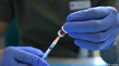 澳药师称新冠疫苗为“生物武器”，正上演着历