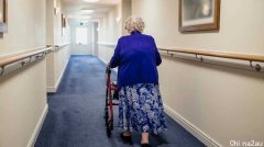 生活成本压力使一些老年护理人员无钱可花