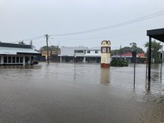 拜伦湾CBD积水一米，多间店铺被淹