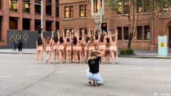 30名裸女在珀斯CBD一丝不挂，拍照游街！吓傻路人