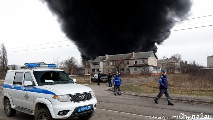 俄罗斯紧急情况部发布的视频显示，燃料库上方有巨大的黑烟云