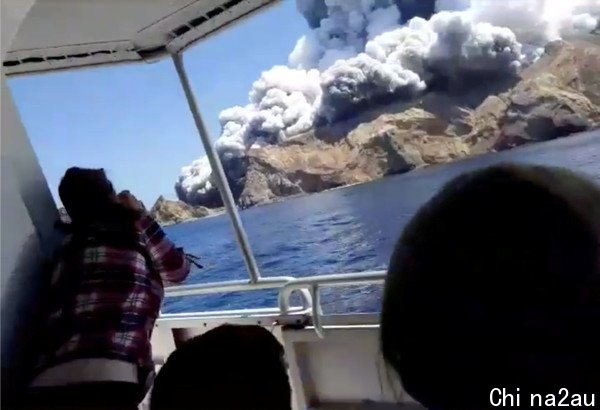 ▲纽西兰怀特岛（White Island）2019年12月9日爆发，船上游客反应。 （图／路透）