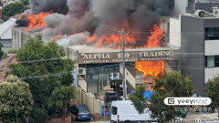 浓烟、有毒！墨尔本一工厂突发大火，60多名消防