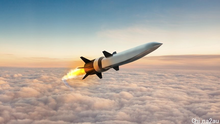 画家笔下飞行中的灰色高超音速导弹。